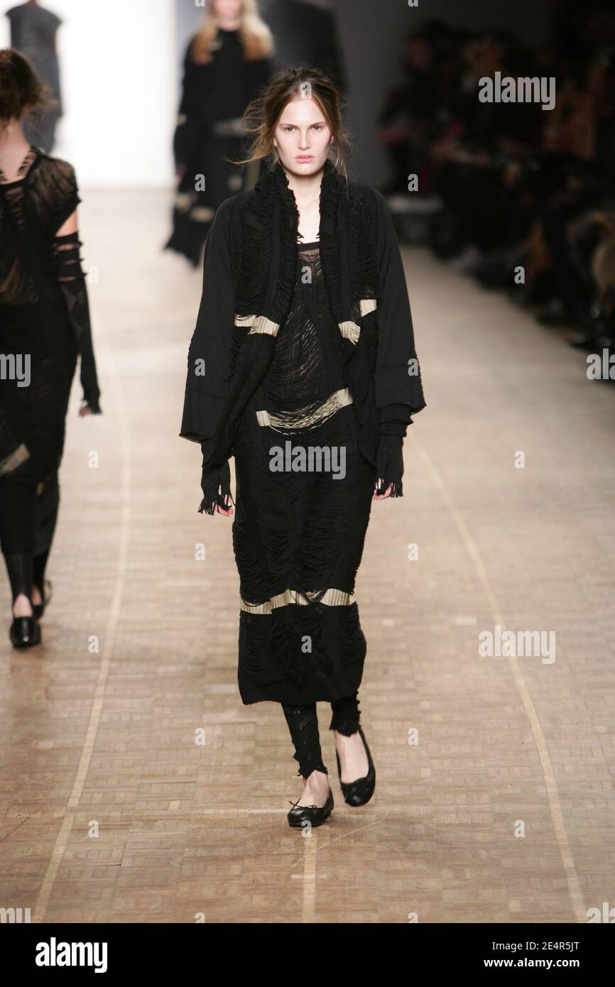 Un modelo muestra una creación del diseñador japonés Dai Fujiwara para Issey Miyake durante el otoño-invierno 2008-2009 Ready-to-Wear colección show en París, Francia el 28 de febrero de 2008. Foto de Java/ABACAPRESS.COM Foto de stock