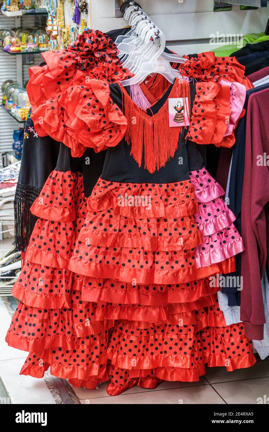 Tienda de recuerdos turísticos con vestido flamenco fotografías e imágenes  de alta resolución - Alamy