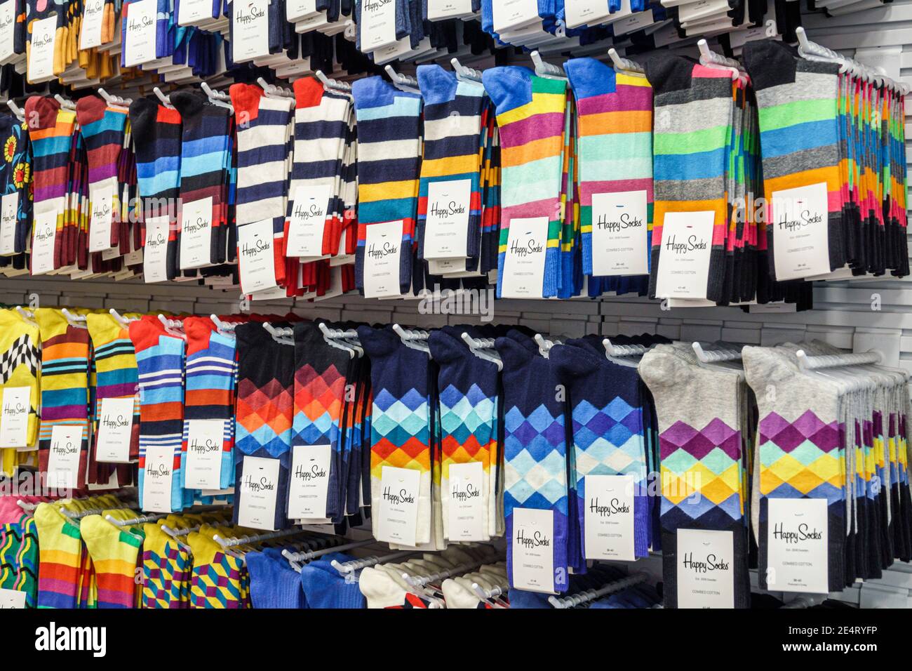 España Barcelona Cataluña Catalunya Ciutat Vella Tienda de calcetines  felices Fabricante sueco minorista calcetines colorido pantalla Fotografía  de stock - Alamy