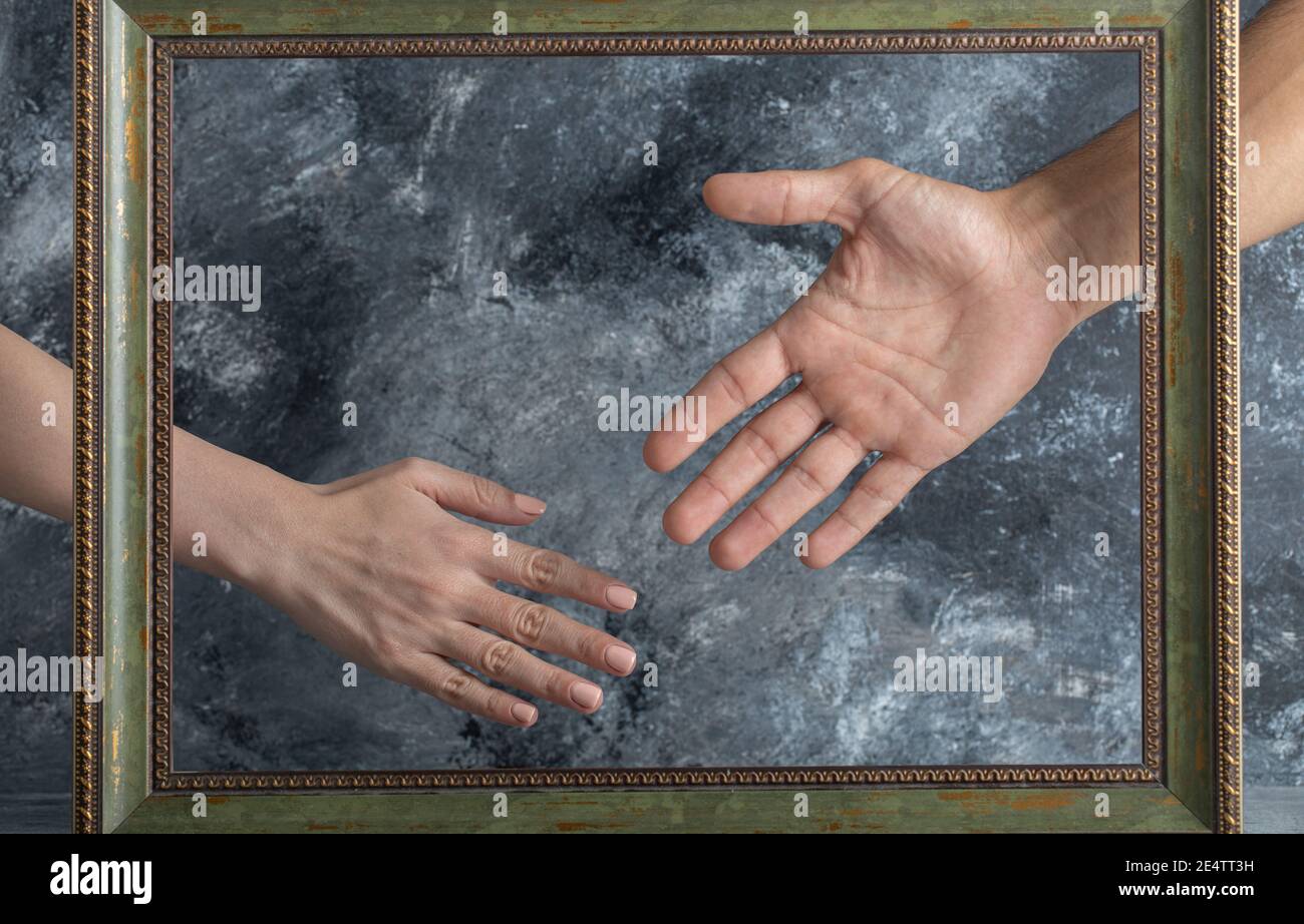 Hombre y mujer las manos en el medio del cuadro de stock - Alamy