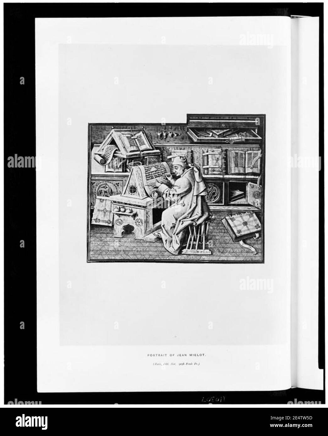 Escriba medieval Jean Miélot, sentado en un escritorio, haciendo una copia de otro libro Foto de stock