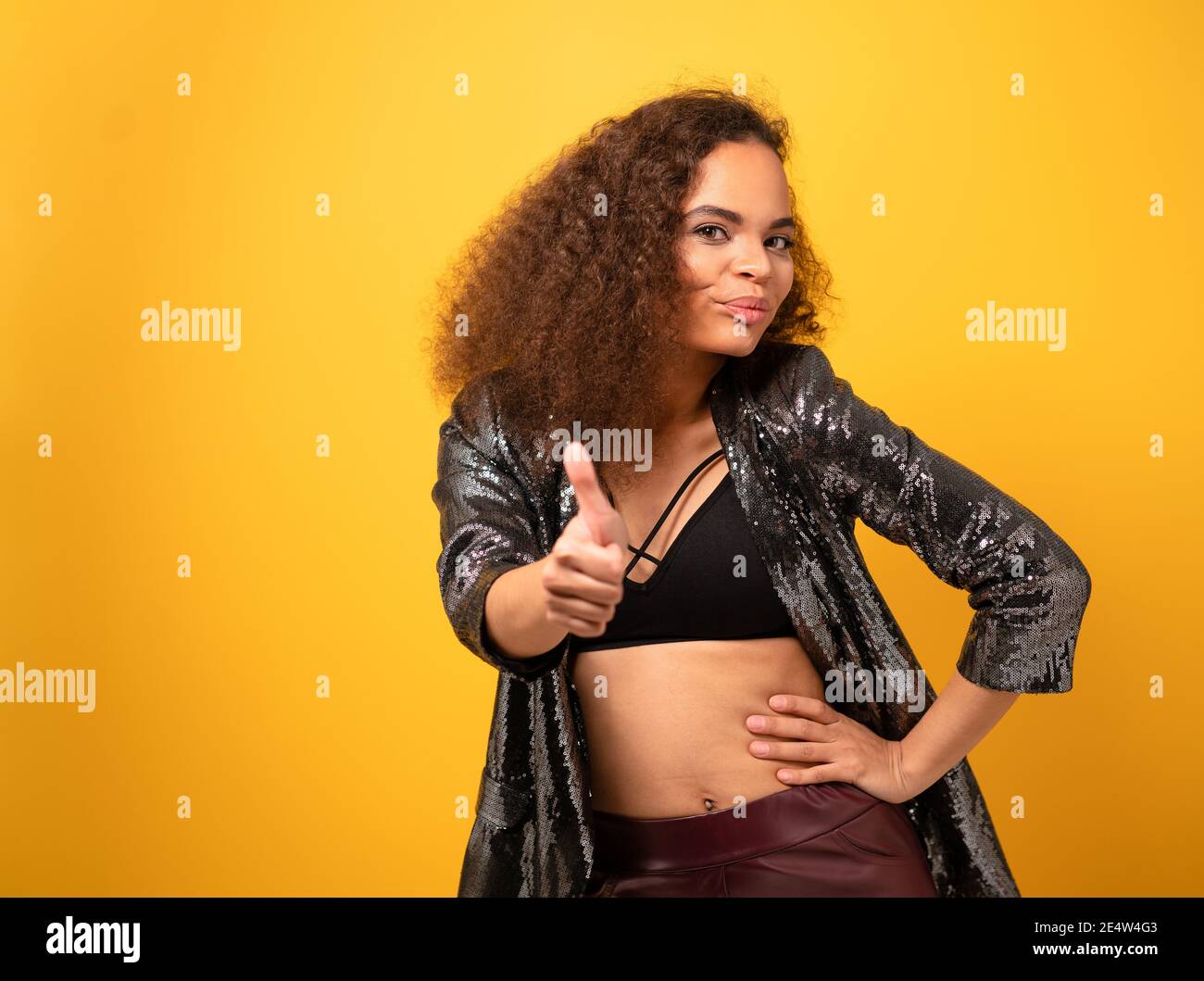 Chaqueta negra brillante fotografías e imágenes de alta resolución - Alamy