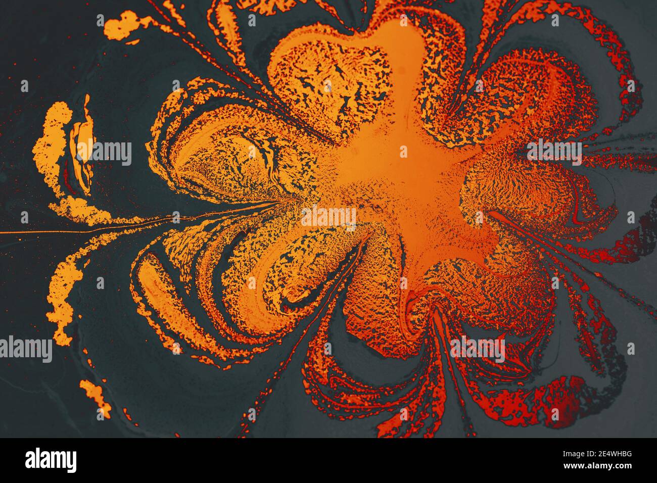 Una pintura abstracta al óleo con colores rojo-anaranjado y negro -  perfecto para fondos de pantalla Fotografía de stock - Alamy