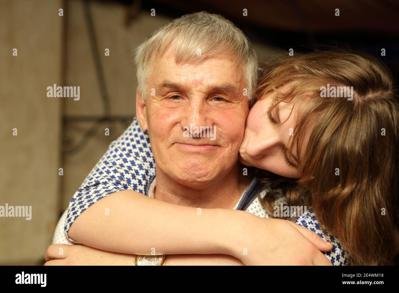 ¿Besarías al de arriba? - Página 2 La-nieta-besando-a-su-abuelo-en-casa-2e4wm18