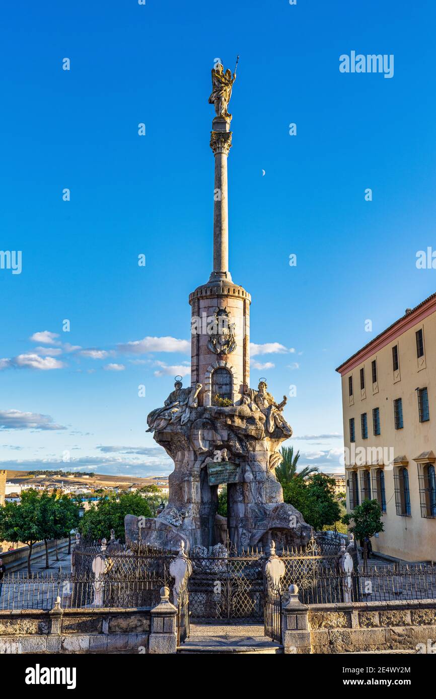 El Triunfo de San Rafael, Triunfo de San Rafael - monumento al Arcángel Rafael construido en el siglo XVII en Córdoba junto a la Mezquita-Gato Foto de stock