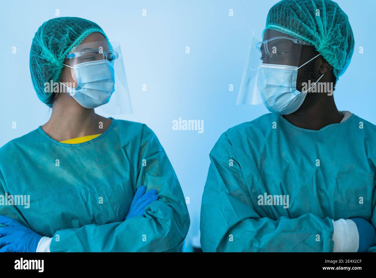 Médicos que usan equipo de protección personal que luchan contra el brote del virus de la corona - concepto de asistencia sanitaria y trabajadores médicos Foto de stock