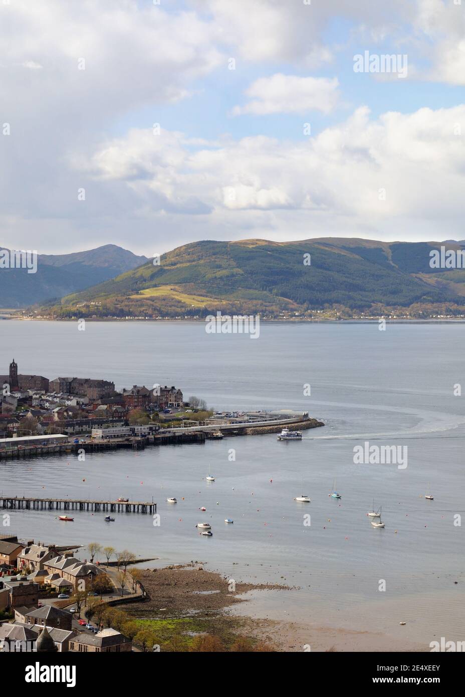 Vista desde Greenock con vistas a la bahía de Gourock, el río Clyde y más allá a Strone en Escocia, Reino Unido, Europa Foto de stock