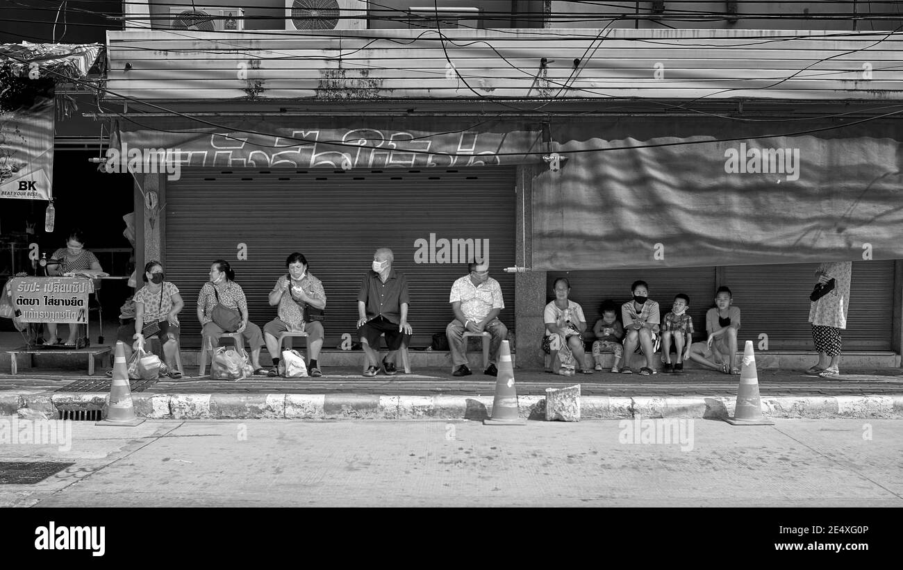 Tailandia personas esperando en una zona designada de parada de autobús, el sudeste de Asia. Fotografía en blanco y negro, escena panorámica de la calle Foto de stock