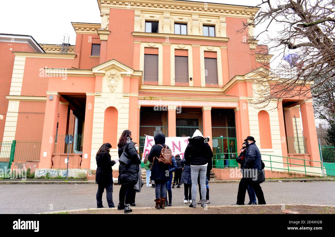 Roma, el prosegue l'occupacion del liceo classico-linguistico Kant, da parte degli studenti in lotta. Foto de stock