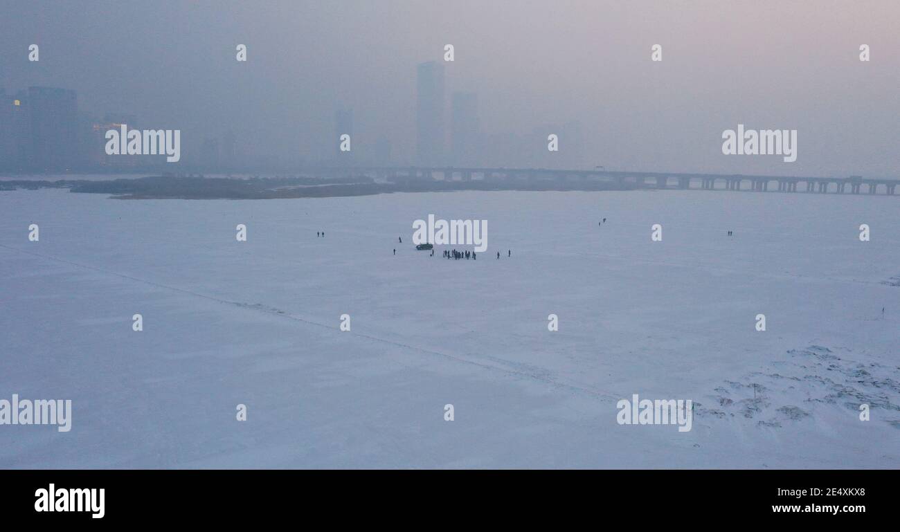 Los edificios ubicados en el centro de la ciudad están cubiertos por una fuerte neblina en la ciudad de Harbin, al noreste de China¯provincia de Heilongjiang, 24 de enero de 2021. *** Capti local Foto de stock