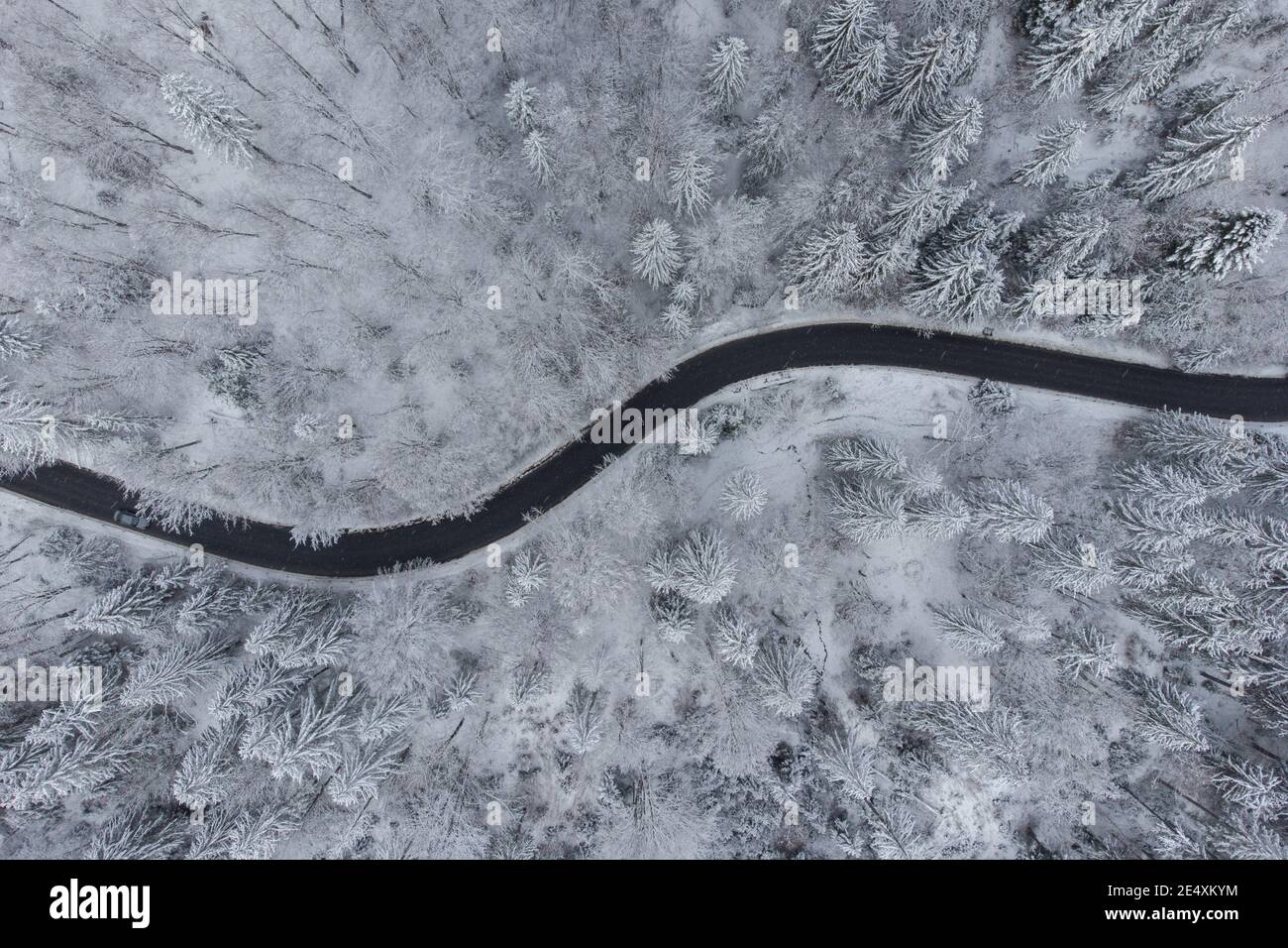 Vista aérea de invierno de la carretera de montaña curva, en Poiana Brasov Foto de stock