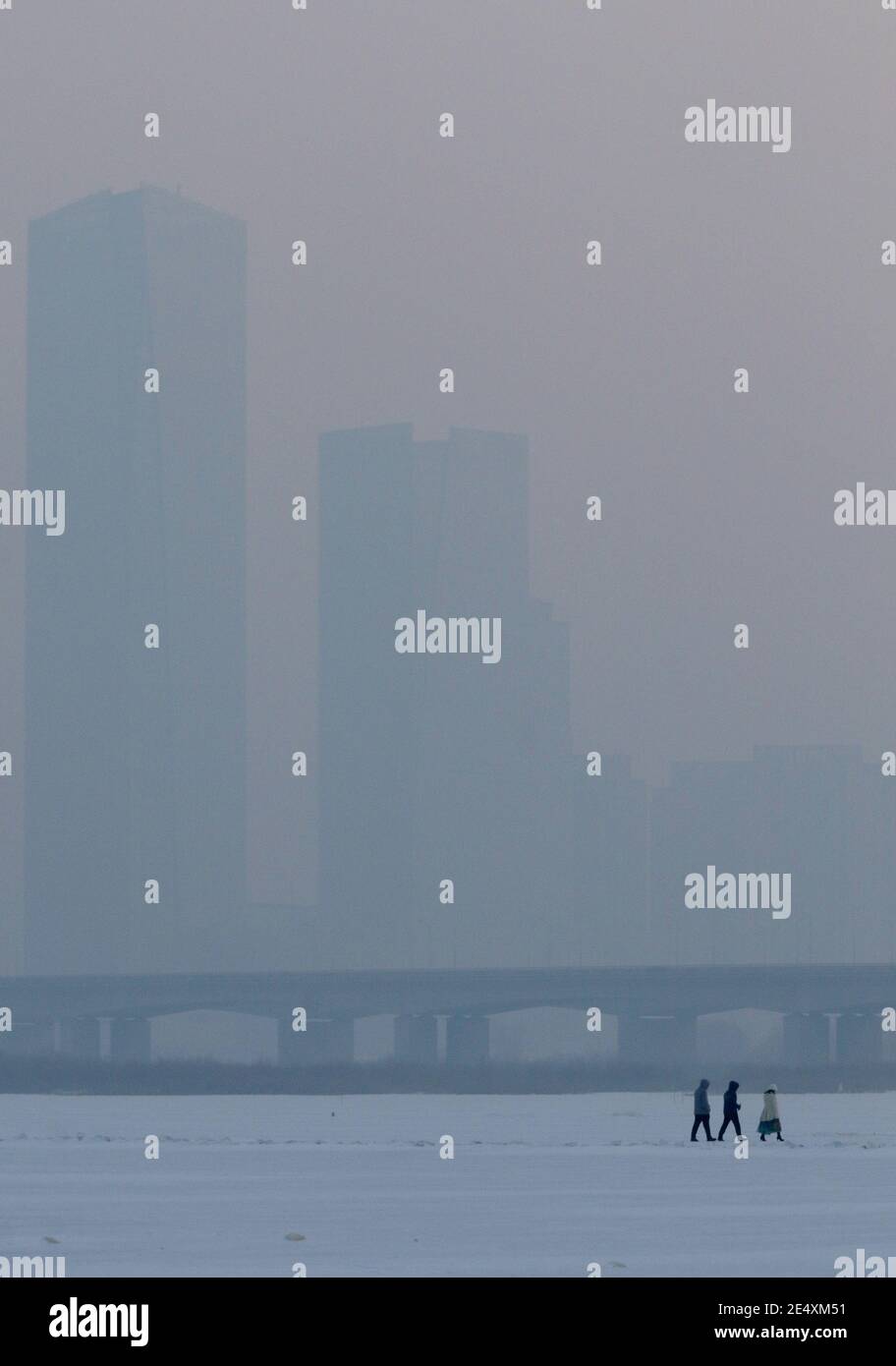 Los edificios ubicados en el centro de la ciudad están cubiertos por una fuerte neblina en la ciudad de Harbin, al noreste de China¯provincia de Heilongjiang, 24 de enero de 2021. *** Capti local Foto de stock