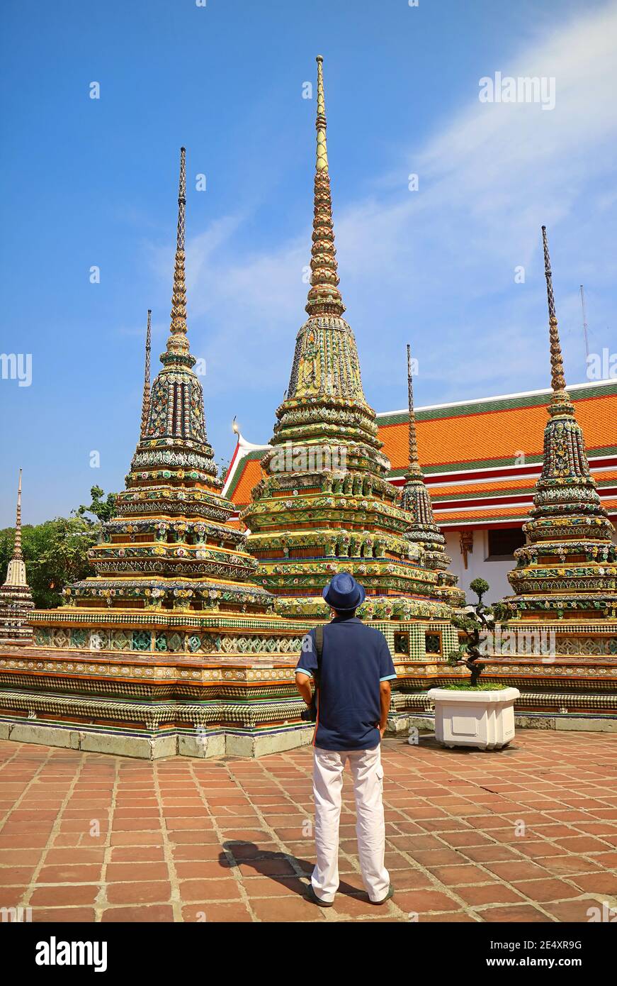 Visitante impresionado por el Grupo de Pagodas en Wat Pho o Templo del Buda Reclining, Bangkok, Tailandia Foto de stock