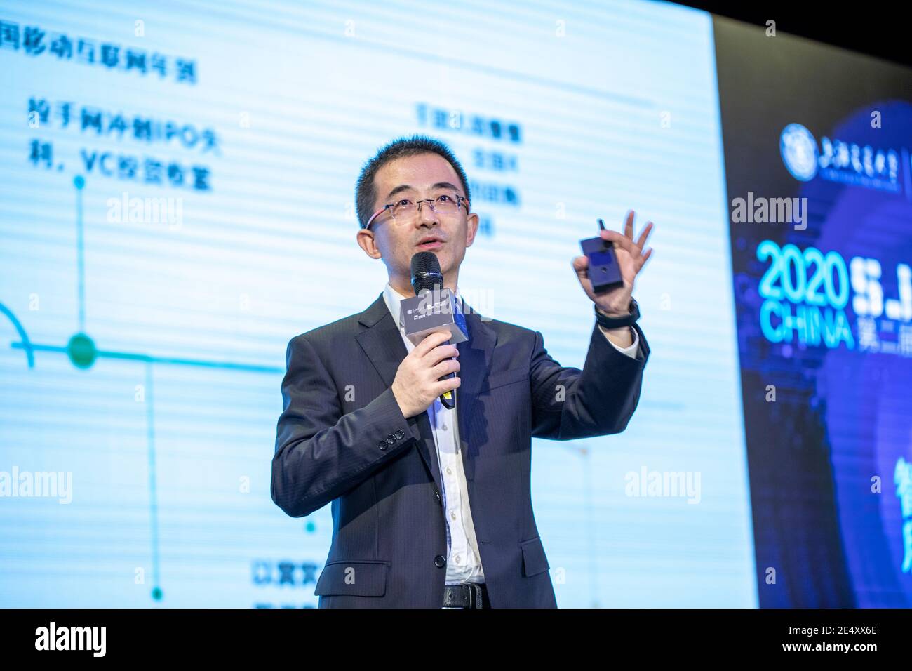 --FILE—Long Wei, uno de los co-fundadores de dianping.com, que se fusiona con Meituan ahora, pronuncia un discurso durante un foro celebrado en Shanghai Jiao Tong Univer Foto de stock
