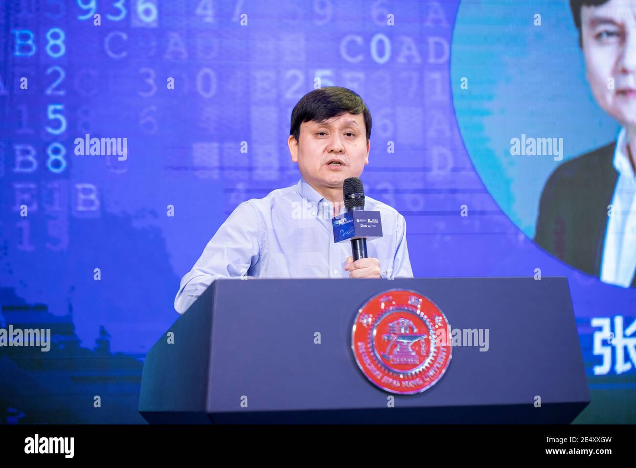 --FILE—el doctor chino Zhang Wenhong pronuncia un discurso durante un foro celebrado en la Universidad Jiao Tong de Shanghai, Shanghai, China, 20 de septiembre de 2020. *** lo Foto de stock
