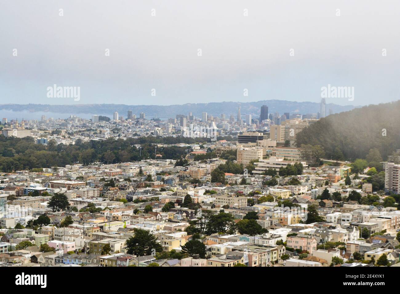 Vista de San Francisco desde Grandview Park Inner Sunset, California, mostrando casas residenciales y parques, con el mar y paisaje urbano en la distancia Foto de stock