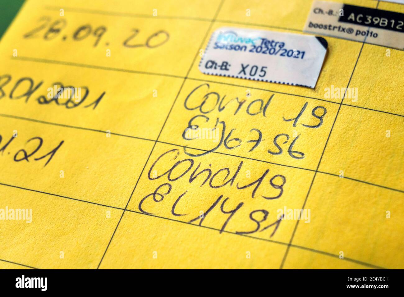 Vacunación de corona, entrada de la primera y segunda vacunación de corona en un registro de vacunación alemán de una persona vacunada con la vacuna COVID-19 mRNA de BioNTech. Dortmund, 25 de enero de 2021 --- Corona-Impfung, Eintrag der ersten und zweiten Corona-Impfung in einem Impfpass einer mit dem COVID-19-mRNA-Impfstoff der firma BioNTech geimpften person. Dortmund, 25.01.2021 Foto de stock