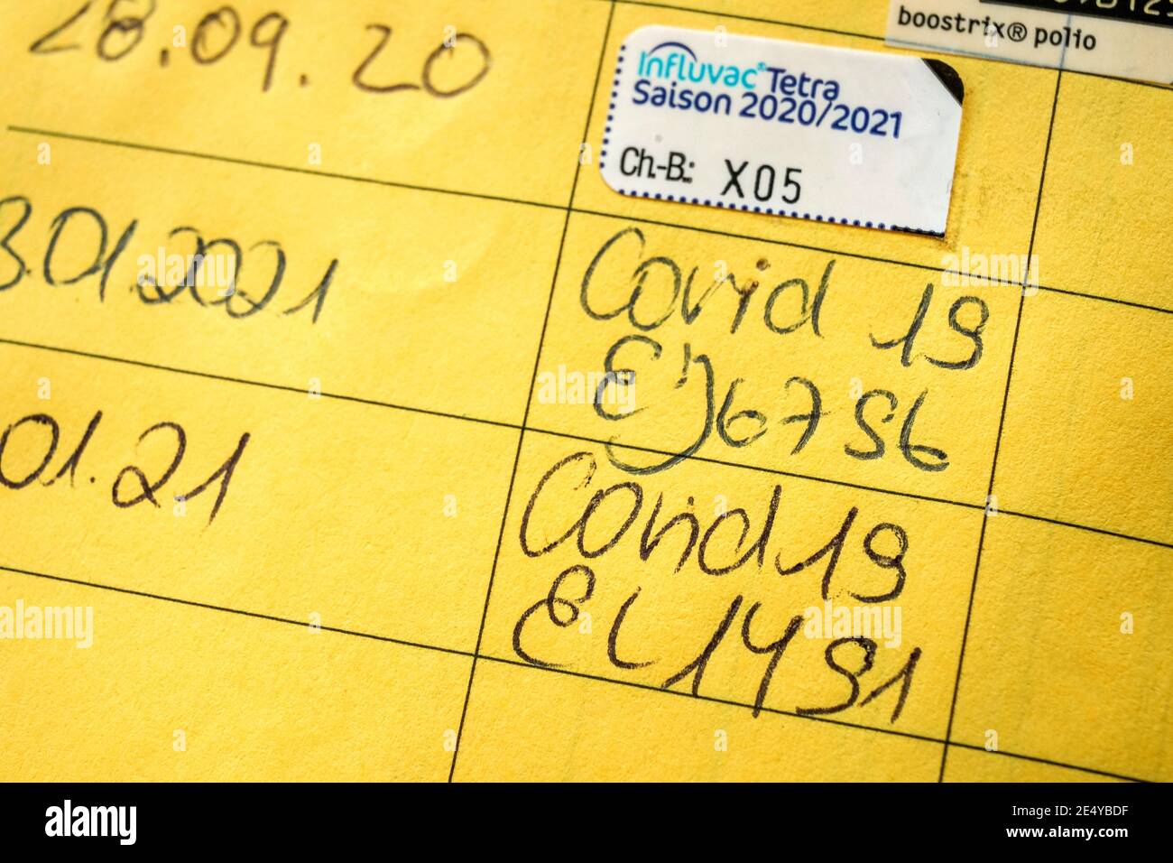 Vacunación de corona, entrada de la primera y segunda vacunación de corona en un registro de vacunación alemán de una persona vacunada con la vacuna COVID-19 mRNA de BioNTech. Dortmund, 25 de enero de 2021 --- Corona-Impfung, Eintrag der ersten und zweiten Corona-Impfung in einem Impfpass einer mit dem COVID-19-mRNA-Impfstoff der firma BioNTech geimpften person. Dortmund, 25.01.2021 Foto de stock