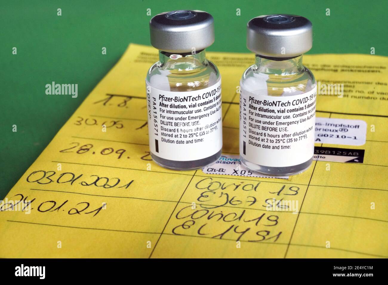 Symbolbild Corona-Impfung. Zwei Impfdosen und der Eintrag der ersten und zweiten Corona-Impfung in einem Impfpass einer mit dem COVID-19-mRNA-Impfstoff der firma BioNTech geimpften person. Dortmund, 25.01.2021 --- imagen del símbolo de la vacunación de la corona. Dos dosis de vacunación y la entrada de la primera y segunda vacunación de corona en un registro de vacunación alemán de una persona vacunada con la vacuna COVID-19 mRNA de BioNTech. Dortmund, 25 de enero de 2021 Foto de stock
