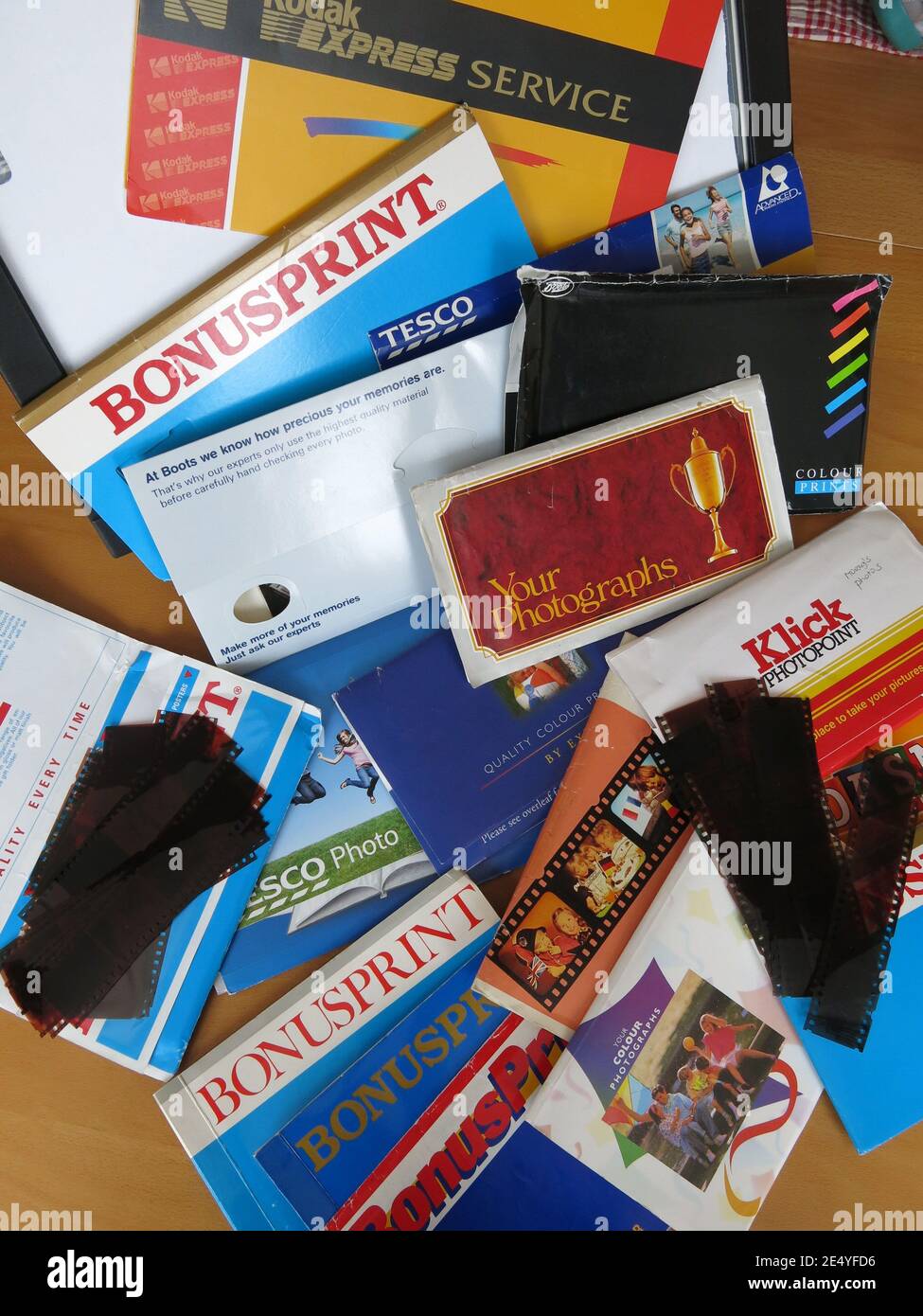 Gran variedad de carteras fotográficas, por ejemplo, Bonusprint, Boots,  Tesco, Kodak y Klick, que devolvería por correo las fotografías impresas  después de enviar la película de su cámara Fotografía de stock -
