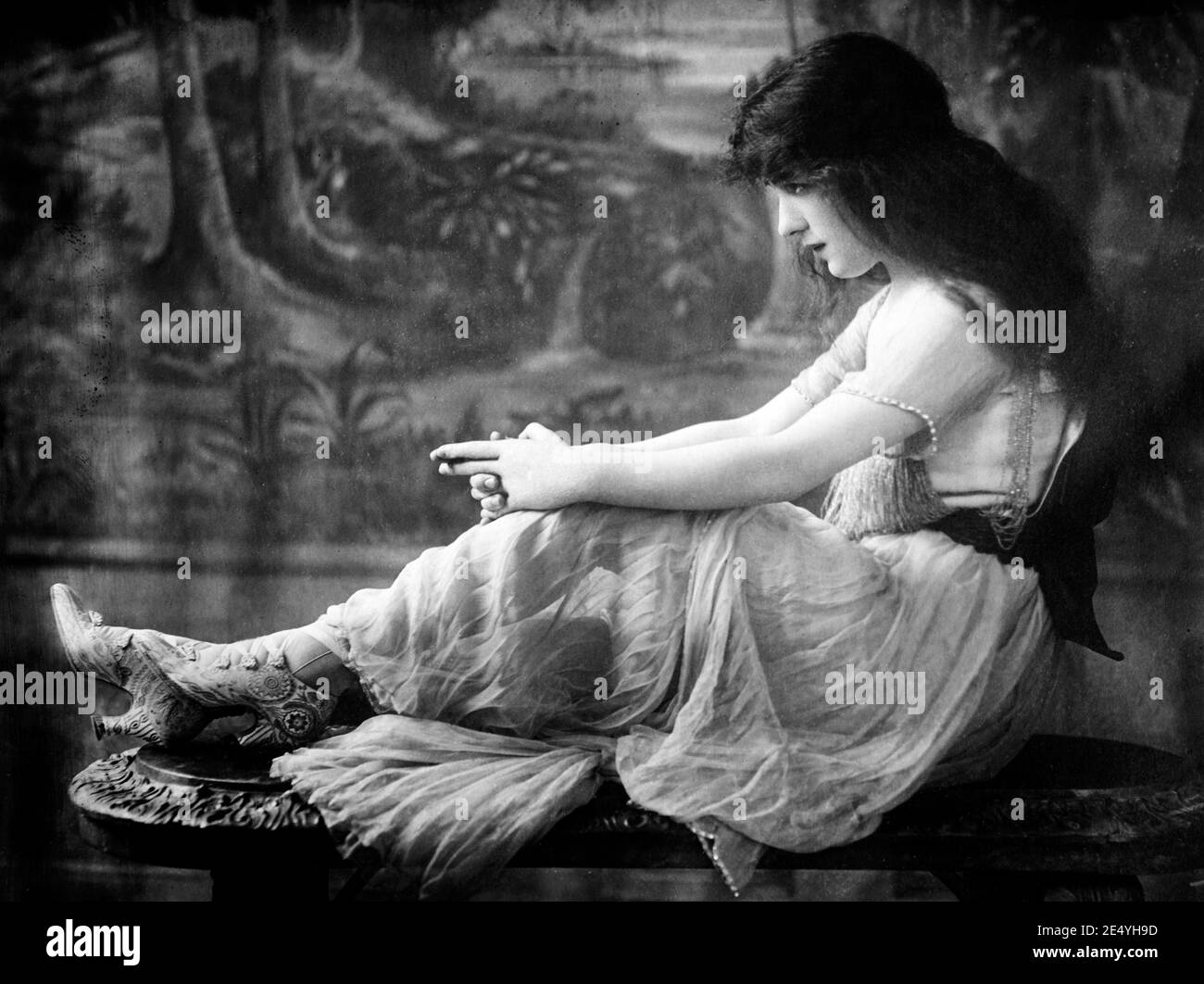 Evelyn Nesbit Thaw, sentada, mirando a la izquierda - 1913 Foto de stock