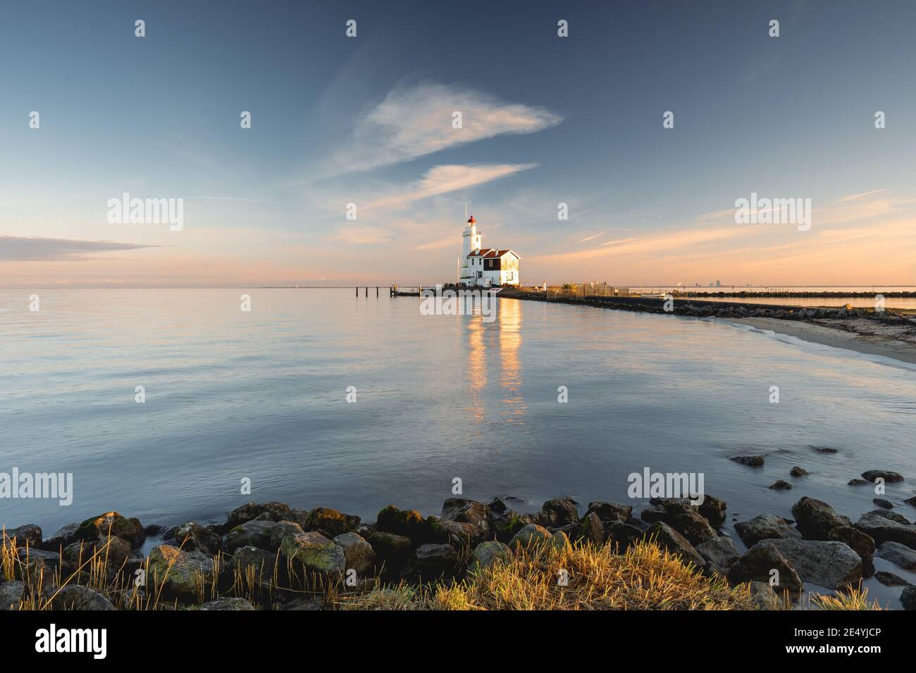 Puesta de sol, Paard van Marken, Faro. Países Bajos Januari 8 2021. Foto de stock