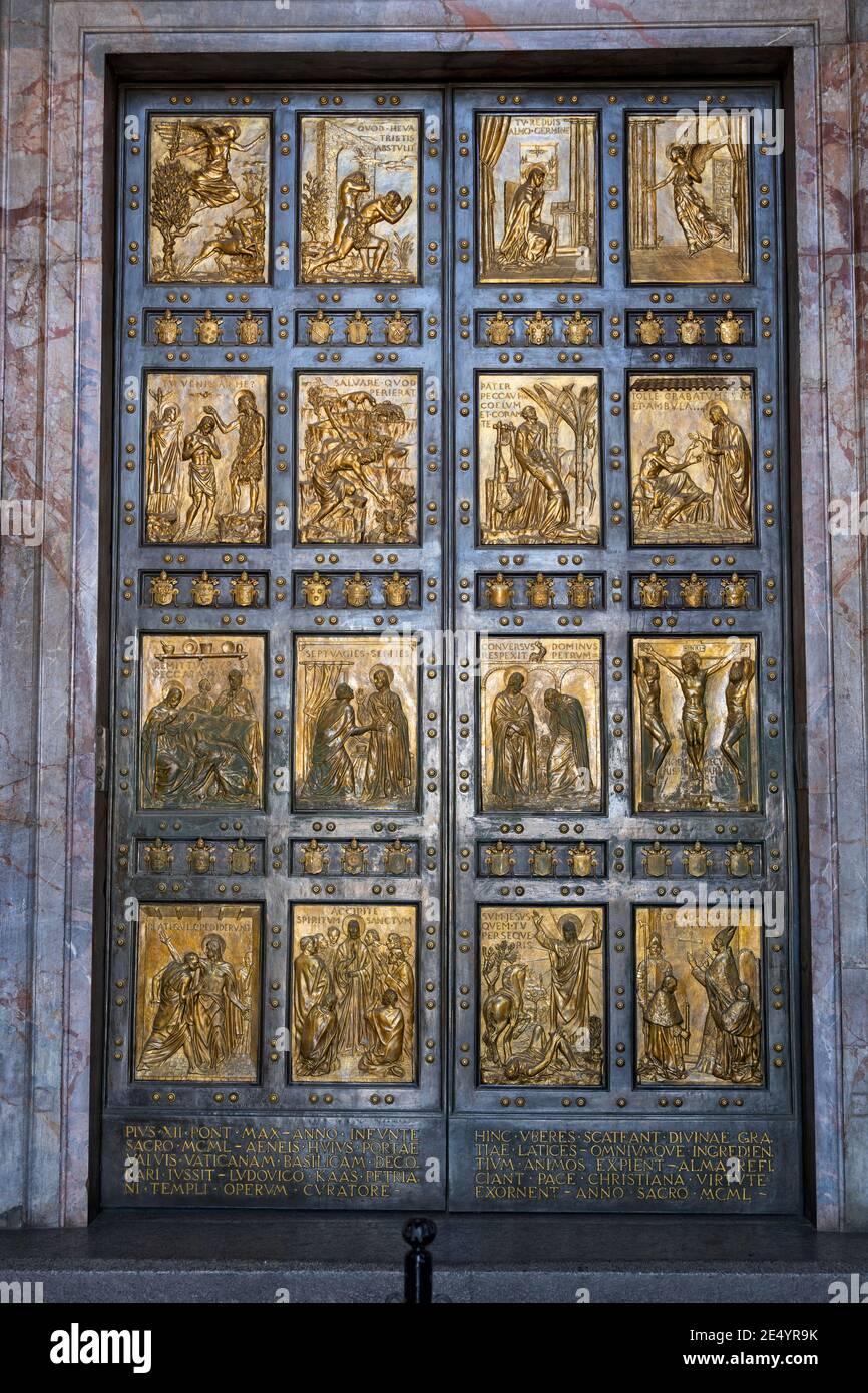 Puerta Santa (Porta Santa) en la Basílica Papal de San Pedro en el  Vaticano, abierta para los años santos como el año del Jubileo por el Papa.  Puerta de bronce diseñada Fotografía