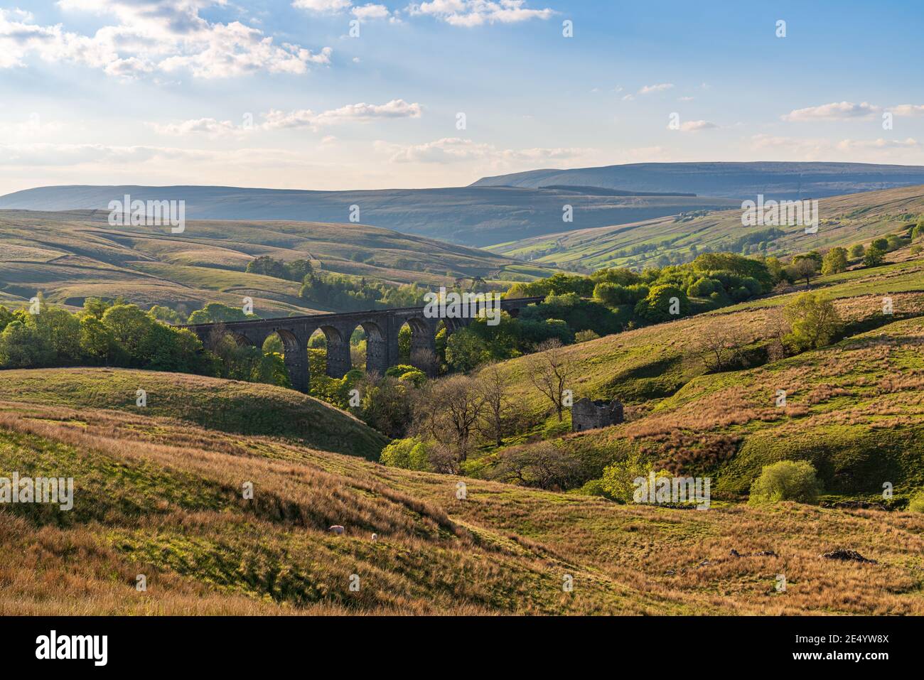 La abolladura viaducto de cabeza con la abolladura Dale paisaje en el fondo, cerca Cowgill, Cumbria, Inglaterra, Reino Unido. Foto de stock