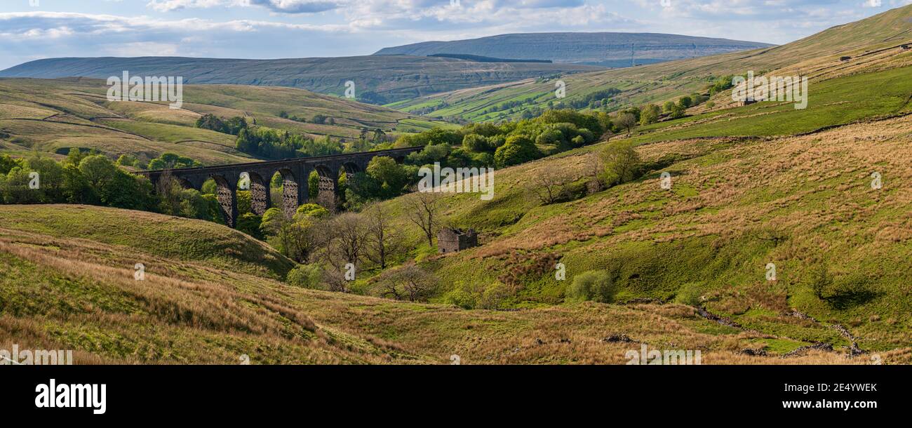 La abolladura viaducto de cabeza con la abolladura Dale paisaje en el fondo, cerca Cowgill, Cumbria, Inglaterra, Reino Unido. Foto de stock