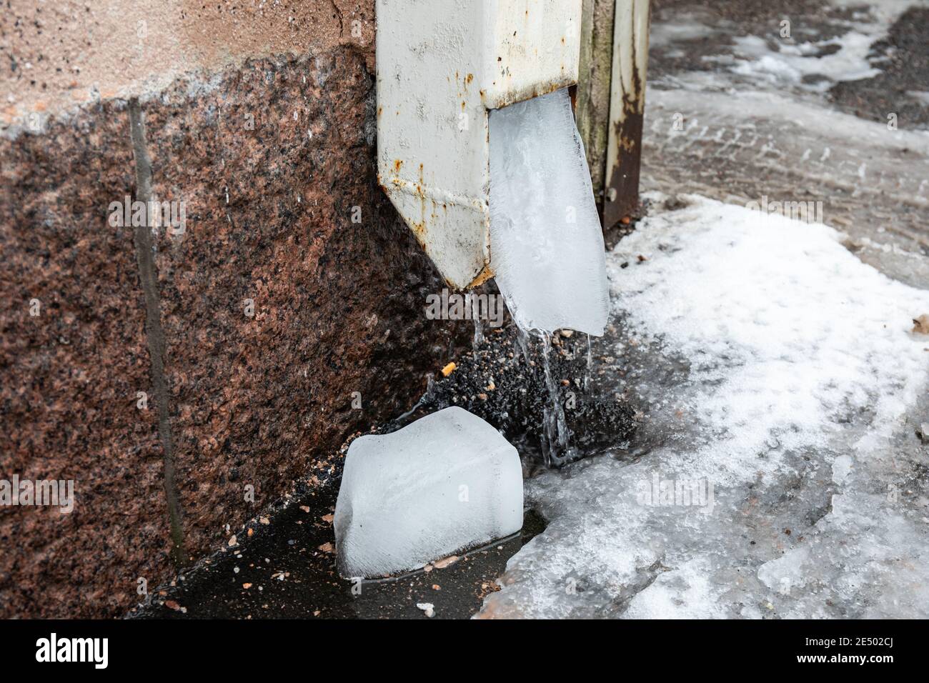 Tubería de desagüe congelada o rainspout o tubería de agua de lluvia con bloques de hielo Foto de stock