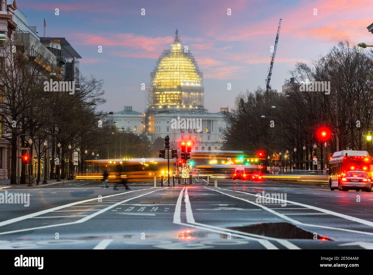 Camino al edificio del Capitolio en Washington DC al atardecer. Foto de stock
