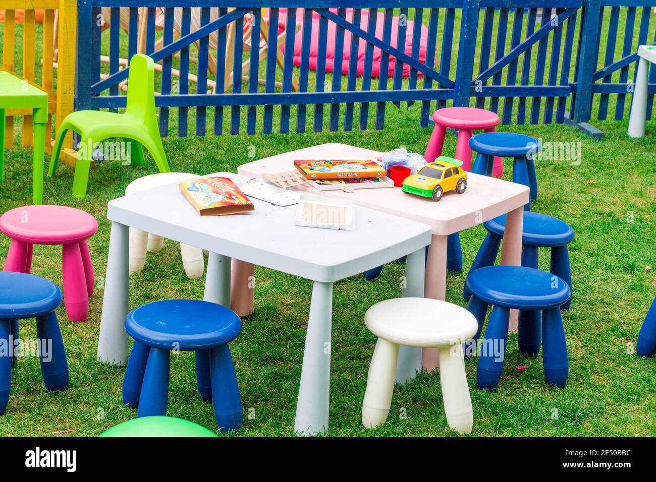 Mesa de plástico para niños y niños, mesa de estudio fuerte para jardín o  interior, jardín de infantes, hogar, mesa de guardería, mesa de juego de