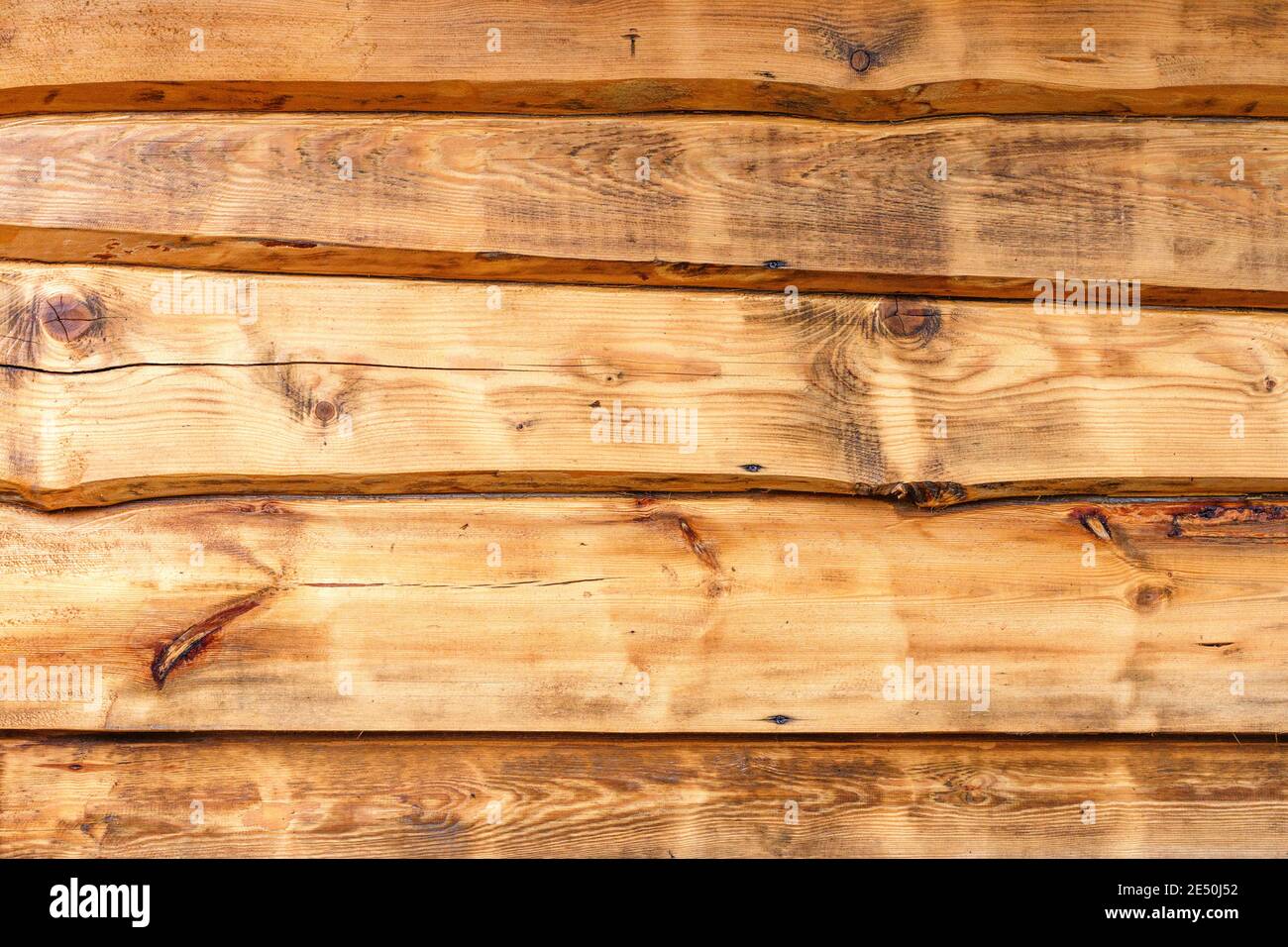 Textura natural de madera rugosa. fondo vertical de tablones de madera  vintage grunge. granero rústico marrón pared exterior. tarima de madera  texturizada. vista superior del piso retro, vista desde arriba o desde