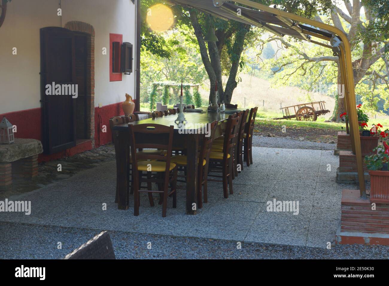 Bonito paisaje veraniego en Toscana. La mesa está fuera. Territorio de la casa. Hotel Borgouna en Castiglion Fiorentino, Italia, Toscana, Grosseto, Manciano Foto de stock