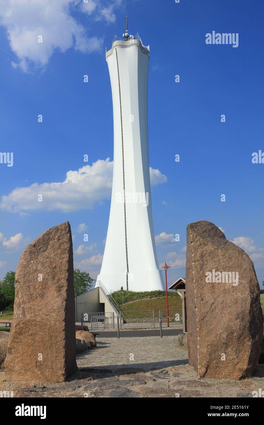 Moderna Torre Lookout en ErlebnisPark Teichland, Alemania Foto de stock