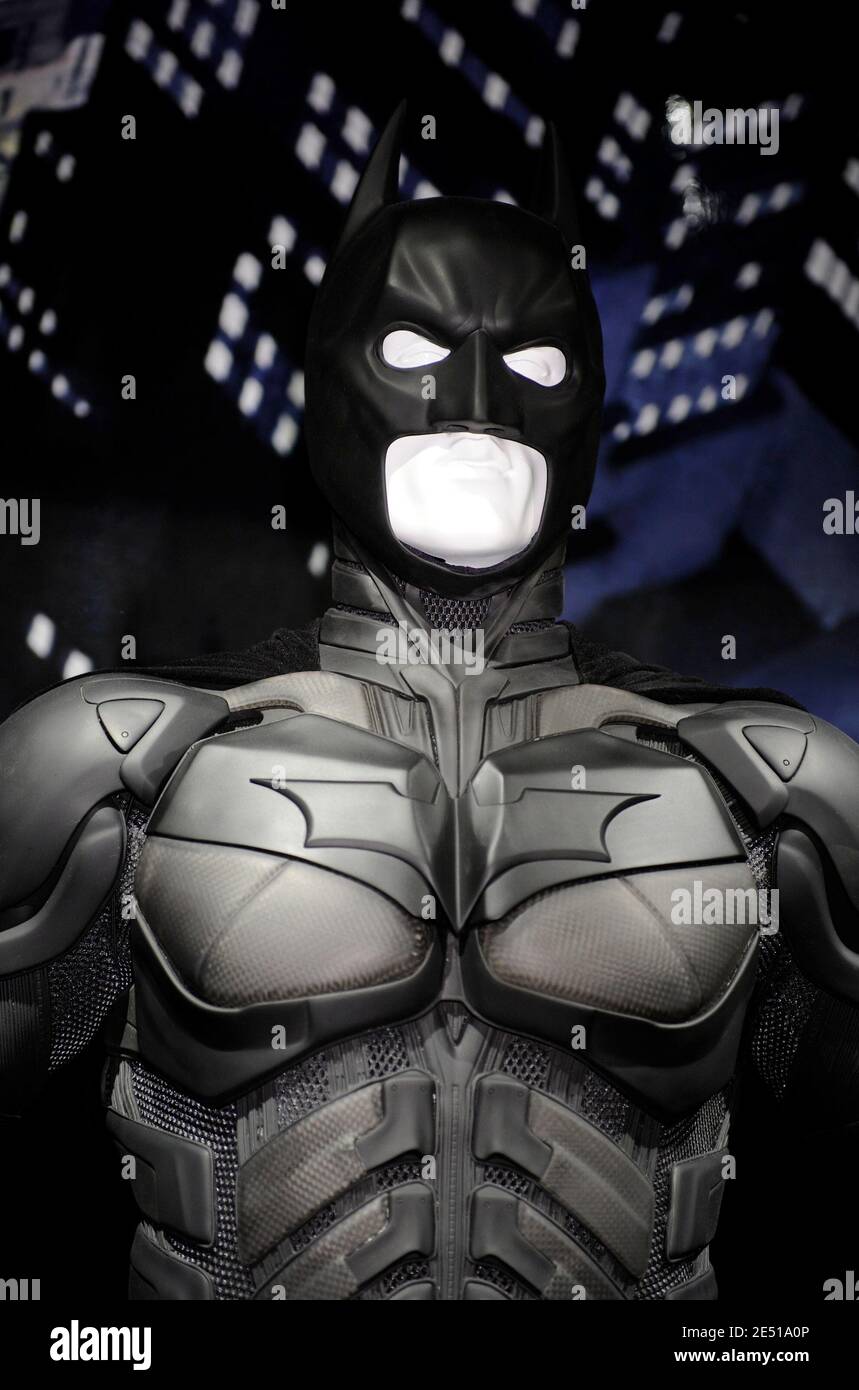 El traje de Batman de la película Batman comienza en exhibición durante la  exposición del Instituto de vestuario del Museo Metropolitano Superhéroes:  Moda y fantasía, celebrada en el Museo Metropolitano de Arte,