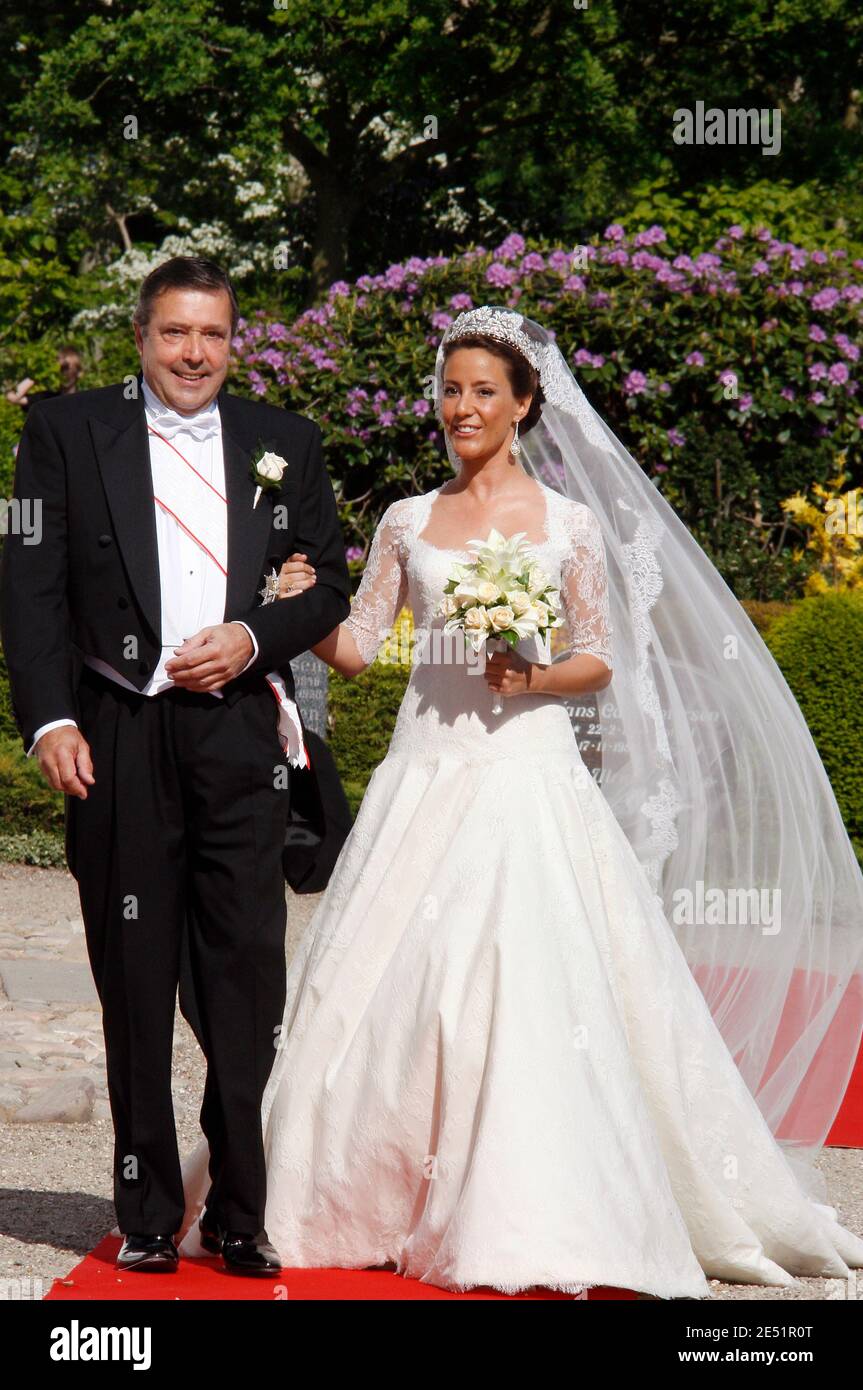 Marie Cavallier llega con su padre Alain Cavallier para su boda en la iglesia de Mogeltonder, en el sur de Jutlandia, Dinamarca, el 24 de mayo de 2008. Esta es una nueva boda para el príncipe Joachim (hijo menor de la reina Margrethe II y el príncipe Henri de Montpezat), 39, que se casó con Alexandra Manley el 18 de noviembre de 1995 y se divorció el 8 de abril de 2005. La princesa Marie Cavallier, de 32 años, es ciudadana francesa y pertenece a la Iglesia Católica Romana. Foto de Patrick Bernard/ABACAPRESS.COM Foto de stock
