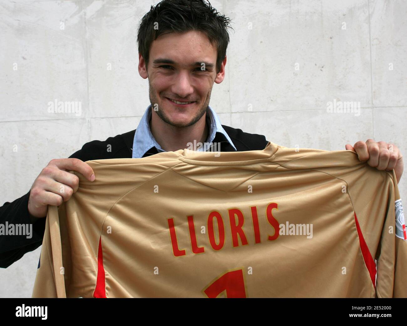 El equipo francés de fútbol L1 Lyon (OL) el francés Hugo Lloris posó con su  nueva camiseta, el 2 de junio de 2008 en Lyon, Francia. El ex portero  francés L1, Lloris,
