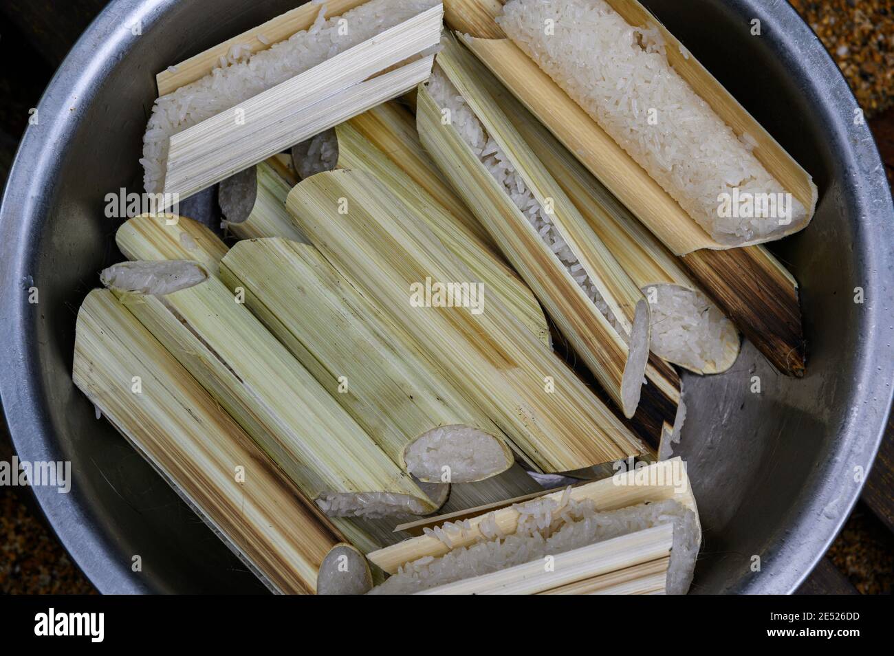 arroz pegajoso cocinado dentro de bambú Foto de stock