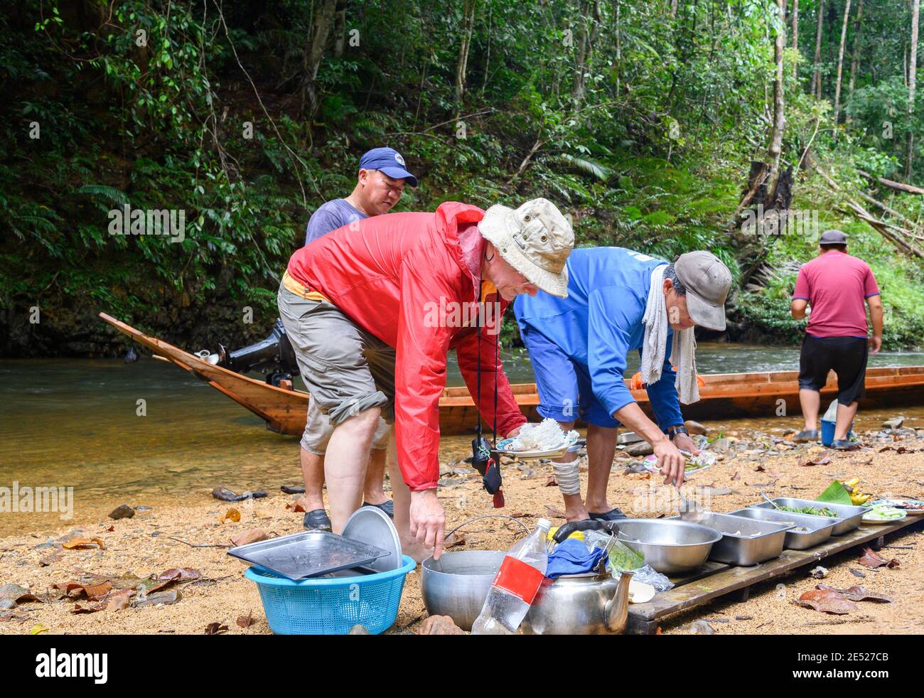 comida hecha para los turistas en una playa de río en el Bantang Ai región de Malasia Foto de stock