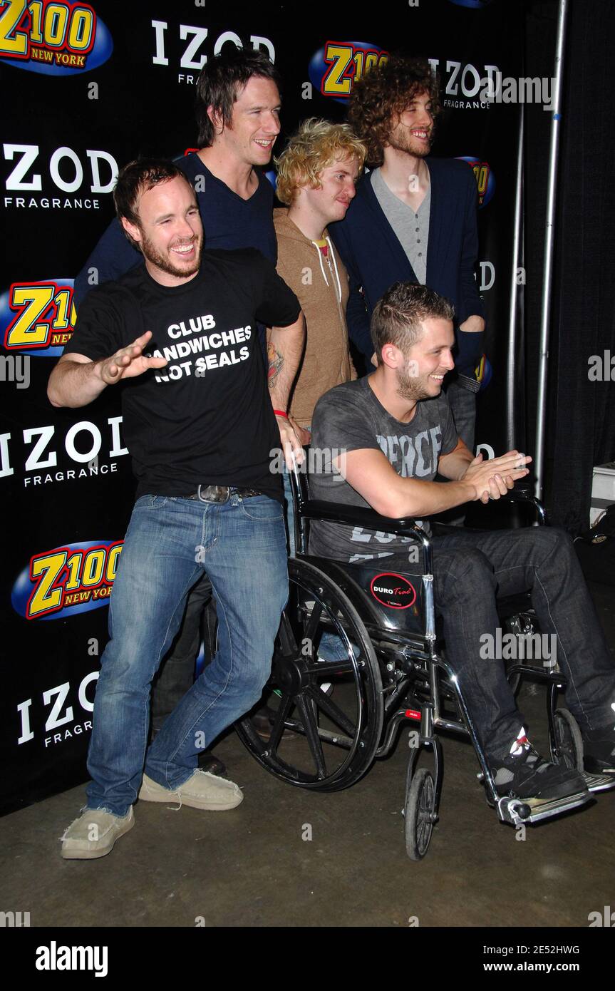 L A R Los Musicos Eddie Fisher Ryan Tedder Zack Filkins Drew Brown Y Brent Kutzle De One Republic Posan En La Sala De Prensa Durante La Zootopia De Z100 En El