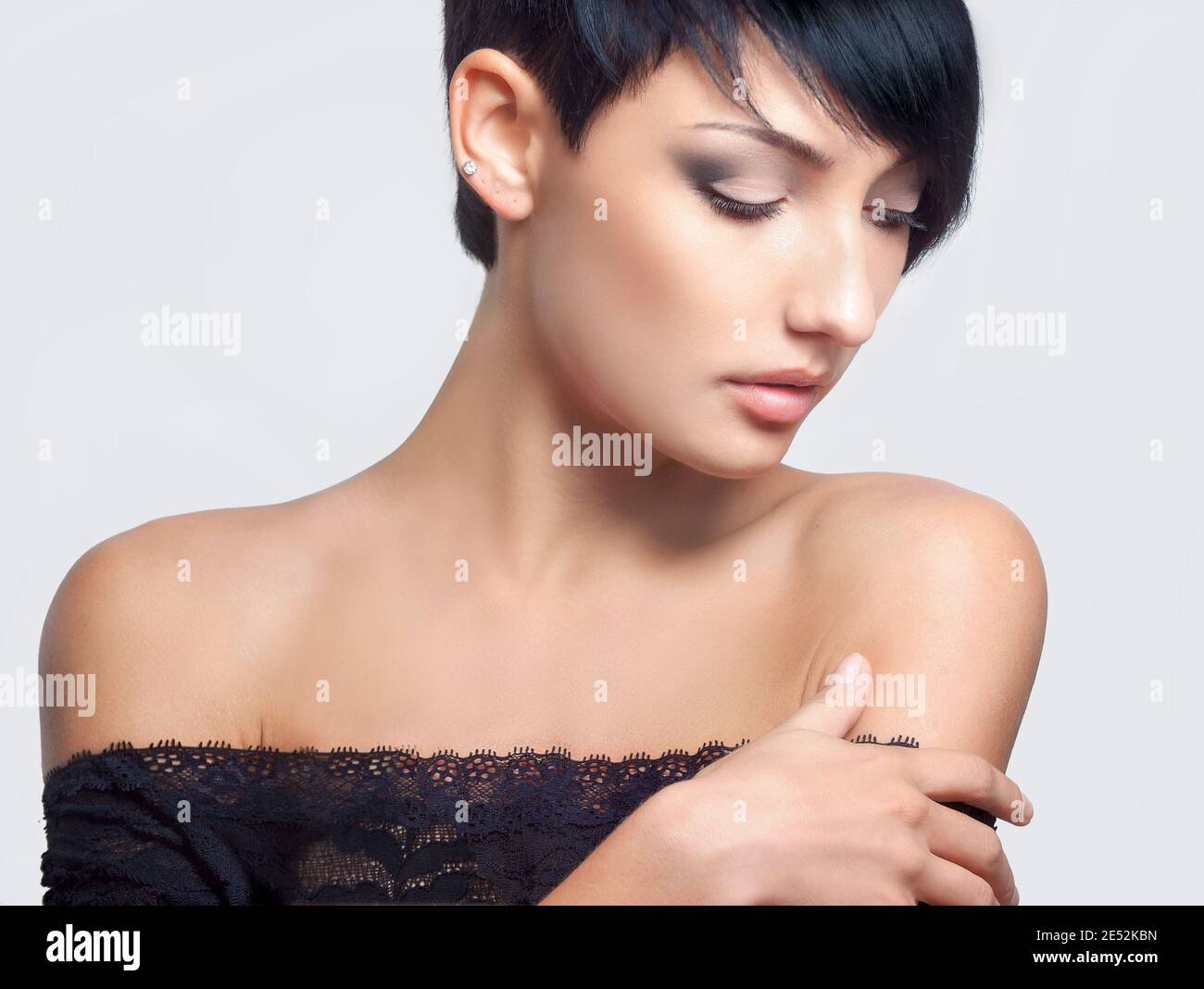 Retrato de moda de hermosa sensualidad joven mujer con peinado corto Foto de stock
