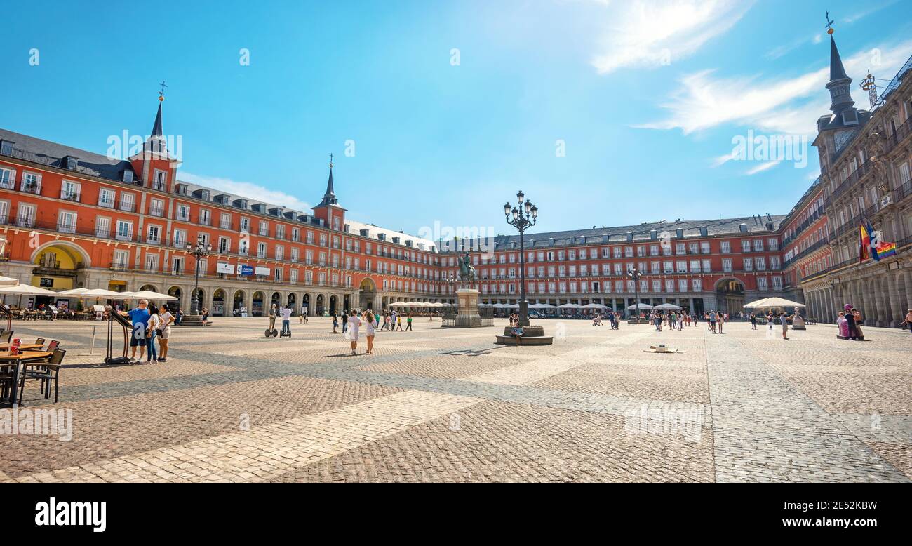 Vista panorámica de la Plaza mayor con turistas. Madrid, España Foto de stock