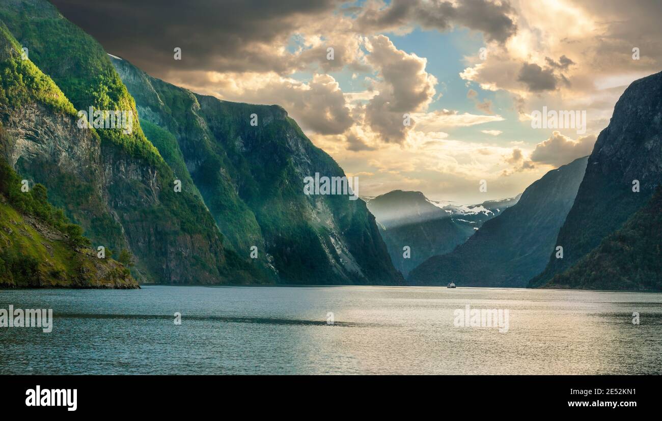 Vista panorámica con la costa de Aurlandsfjord al atardecer. Sognefjord, Noruega Foto de stock