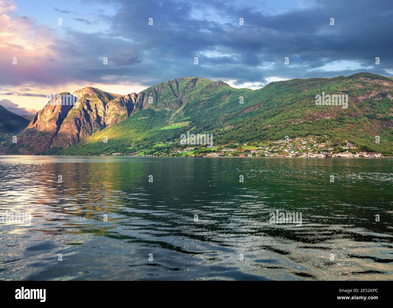 Vista panorámica de la costa con pequeño pueblo. Sognefjord, Flam, Aurlandsfjord, Noruega Foto de stock