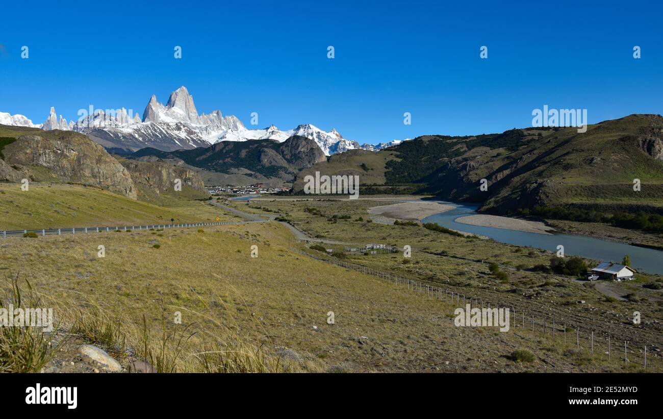 Camino hacia El Chaltén con famosos cerros Fitz Roy y el Cerro Torre, Patagonia, Argentina Foto de stock
