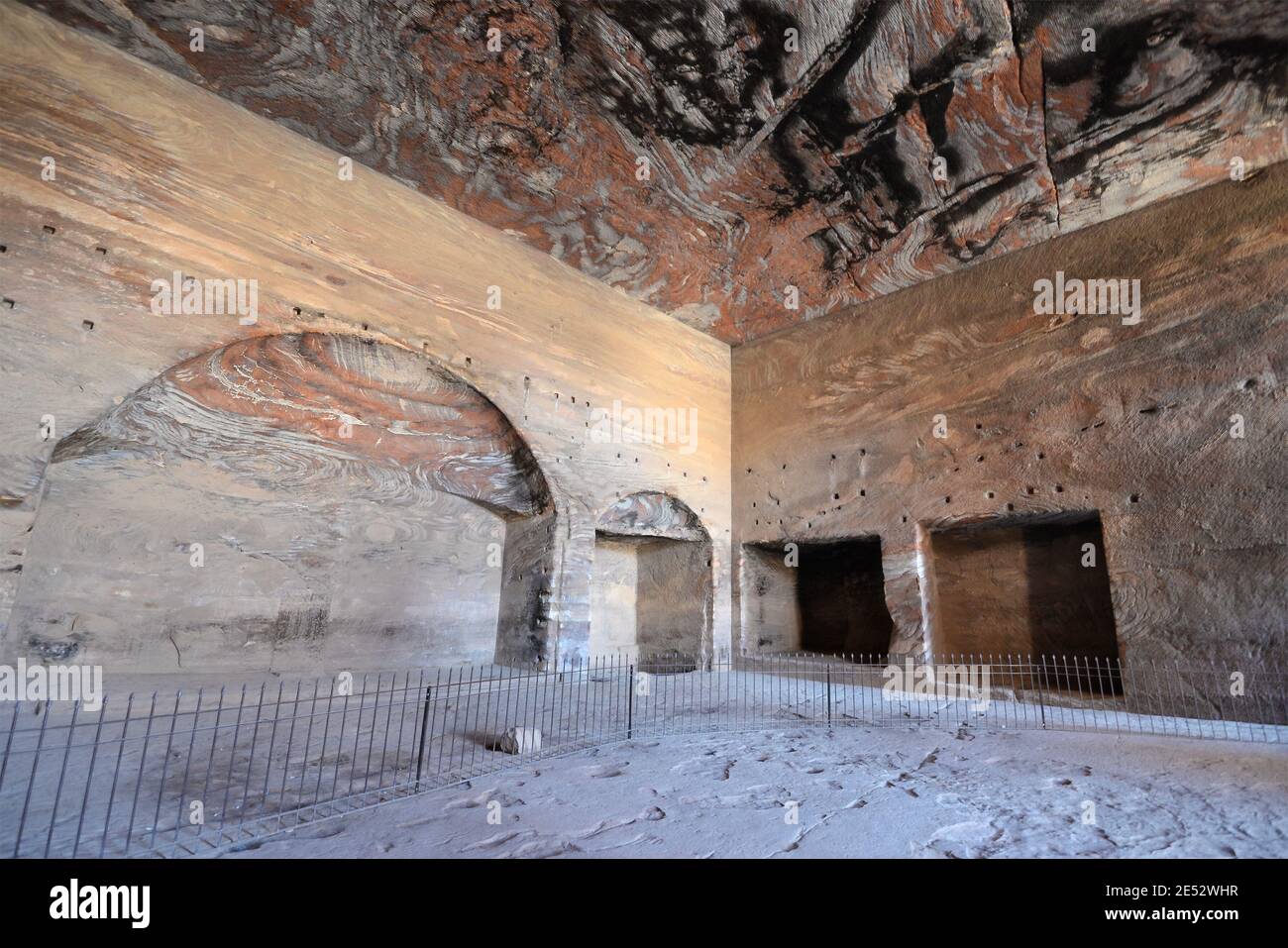 Cámara interior de la Tumba de Urn en Petra, Jordania. Foto de stock