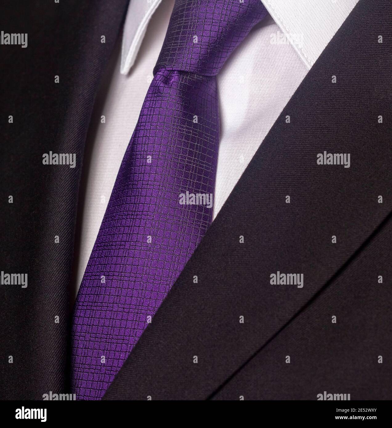 Primer plano un traje negro de negocios y corbata púrpura Fotografía de stock - Alamy