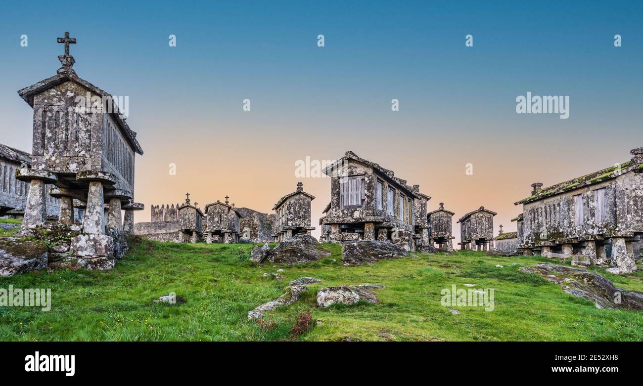 Imagen a color tradicional Espigeiros, Granary, Lindoso, Parque Nacional Peneda Geres, Provincia Minho, Portugal Norte de Portugal Januar 2021 Foto de stock