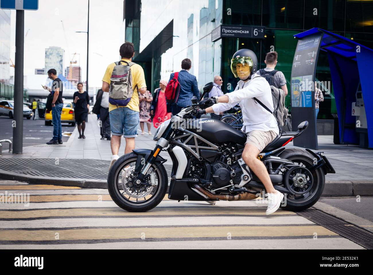 Moscú 2019-06-17 hombre ropa informal estilo sobre motocicleta negra crucero Ducati Diavel i Fotografía de stock - Alamy